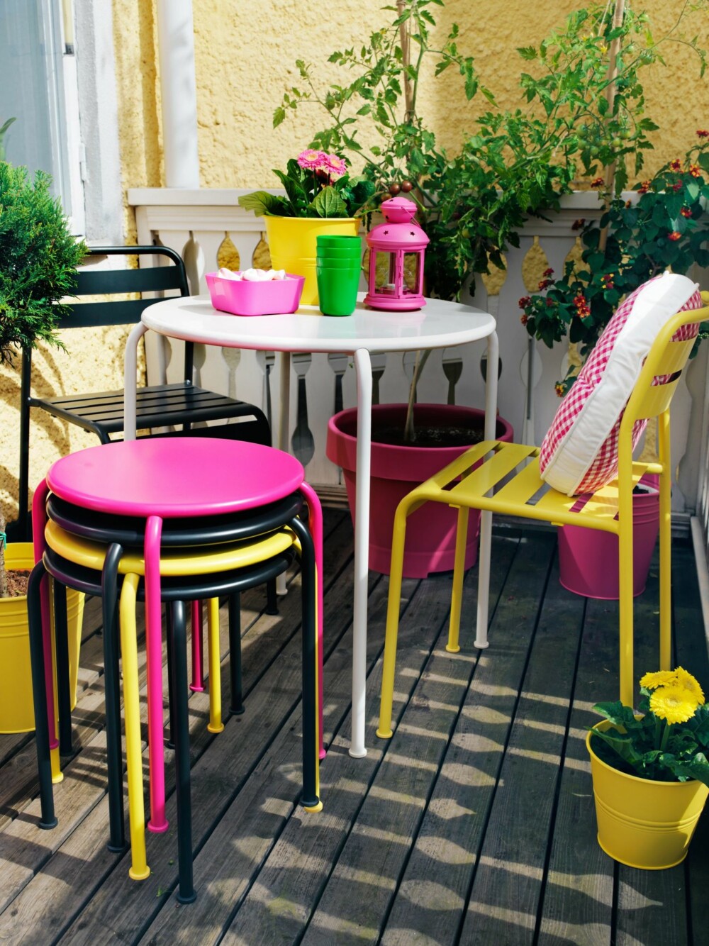 FRISKE FARGER: Gult og rosa er blant sommerens trendfarger utendørs. Gå for møbler i metall!Disse er fra Ikea.