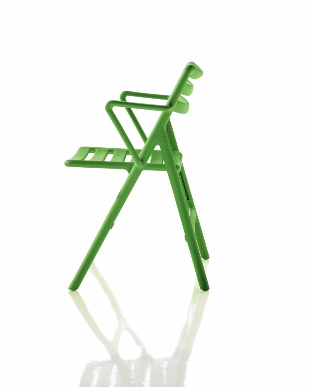 HOT MED STERKE FARGER: En grønn, sammenleggbar stol fra designdelicatessen.dk  gjør susen når du skal invitere til hageparty. Sterke farger er en sikker vinner i år.
