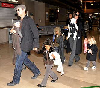 HELE FLOKKEN: Brad Pitt og Angelina Jolie tok med alle barna til Japan. Legg merke til Brad og Knox' matchende klær!