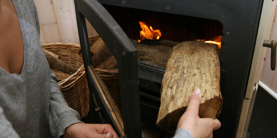 ØKONOMISK VEDFYRING: Det dreier seg i hovedsak om å få mest mulig varme ut av hver centimeter trevirke. Da spiller det en ganske stor rolle hva slags trevirke du fyrer med, og hvordan du bruker ovnen eller peisen din.