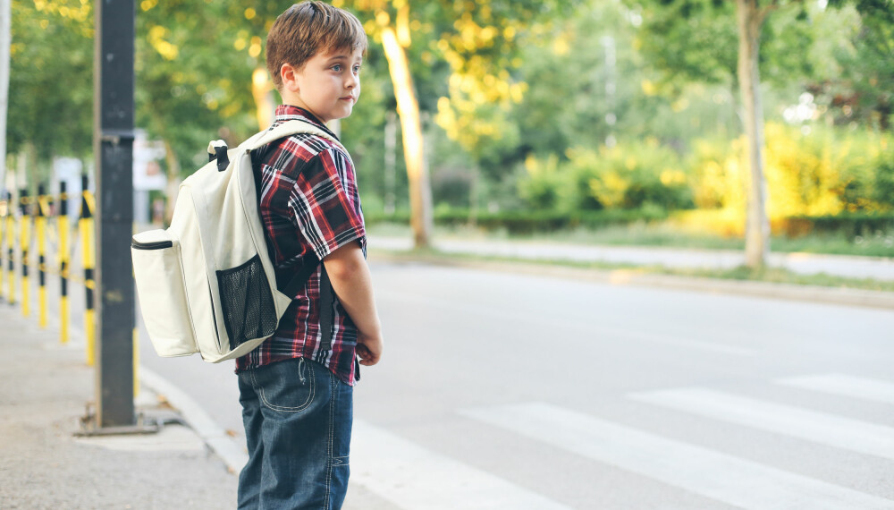 Det er foreldrene som vet når barna er modne nok for å gå alene til skolen. Men skoleveien må også tas i betraktning - skoleveien kan innebære alt fra sterk trafikk til landlige omgivelser, lyskryss til skogsstier. 