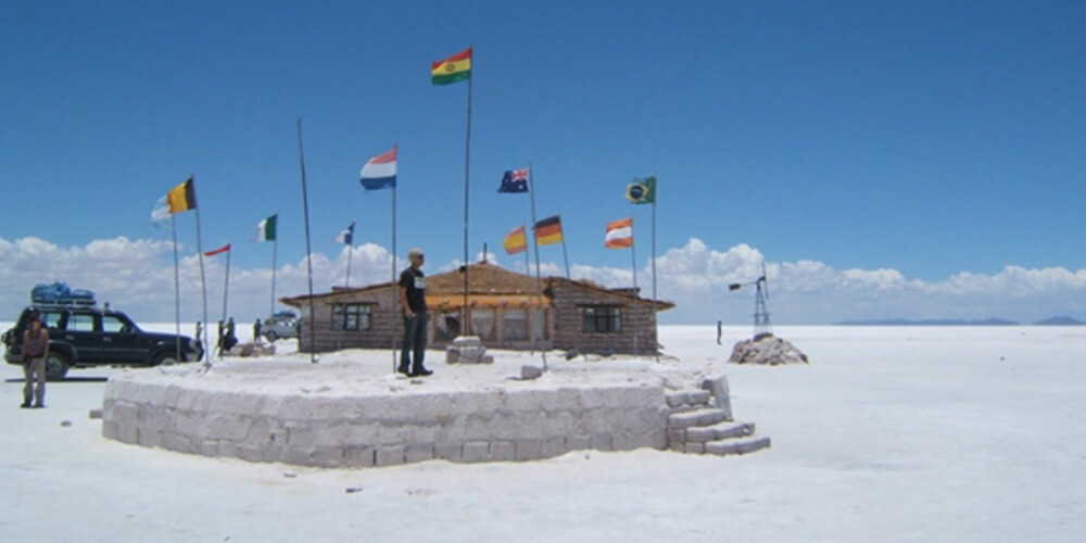 SÅ LANGT ØYET KAN SE: Her sover du midt på Bolivias store saltsletter.
