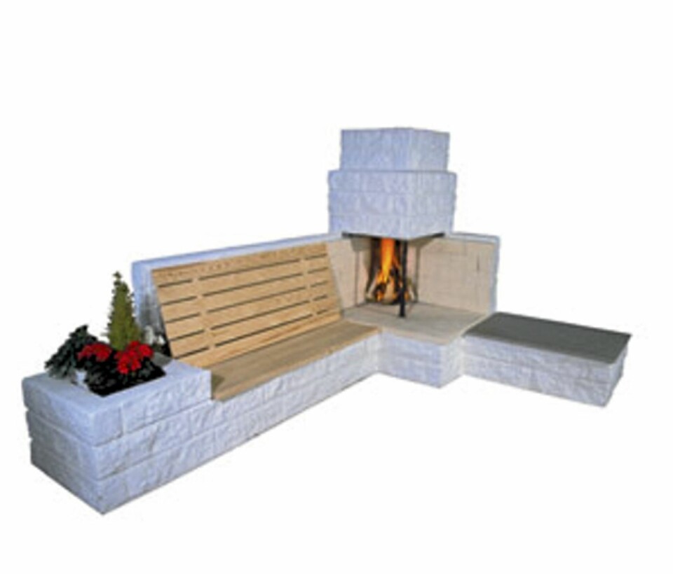 LECA EFØY: Stor utepeis med sittegruppe. Kan enten stå ubehandlet eller slemmet i hvitt. Fra Leca.