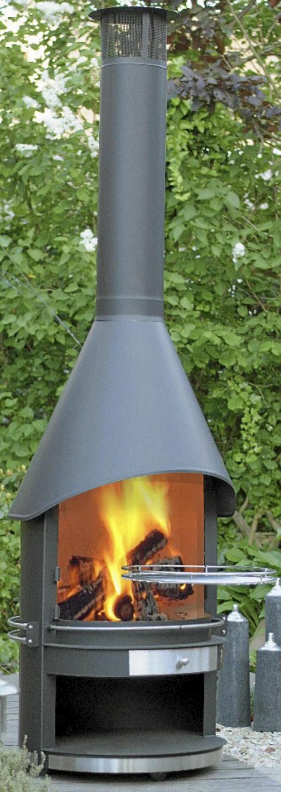 GIRSE EXCLUSIV: Dette er en kombinert utepeis og -grill. Leveres i såkalt edelstål. Produseres i Danmark av Girse.