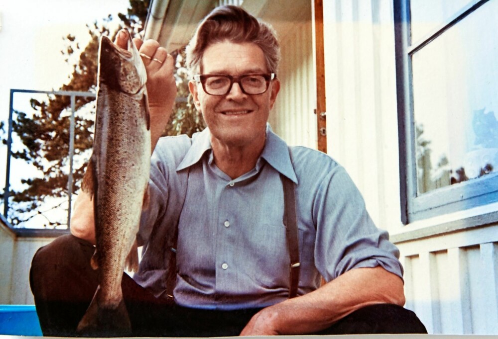 HYTTEBYGGEREN: Per Jahn Jørgensen er glad i å fiske. Det samme var faren Åge Olav Jørgensen (bildet). På hytta i Søgne har de tatt mange
godbiter.