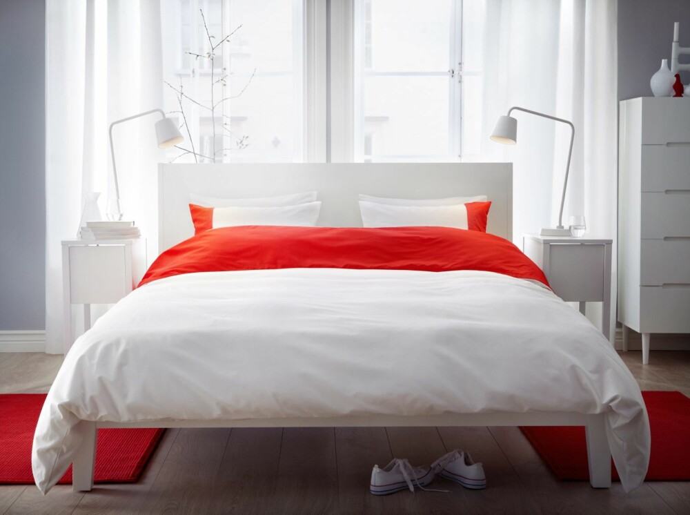 PÅ SOVEROMMET: Den nye sengestammen og nattbordet går under navnet Nordli. Den kommer med vinklet hodegavl og lakkert overflate. Prisen på sengestammen er 1.895 kroner.