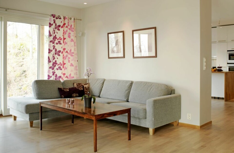 HALVÅPENT: Beboerne endte opp med halvåpen løsning mellom kjøkken og stue. Sofa «Coffee» fra Bohus og gardiner fra Designers Guild. Bordet fra 1970-tallet har de fått av hennes foreldre.