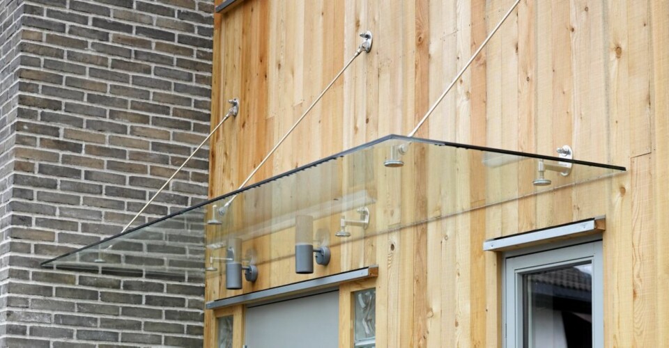 GLASSTAK: Huset er tegnet av sivilarkitektene Lilo Helleland og Charlotte Helleland. Det er kledd i lerk og teglstein. Over inngangsdøren er det praktisk glasstak.
