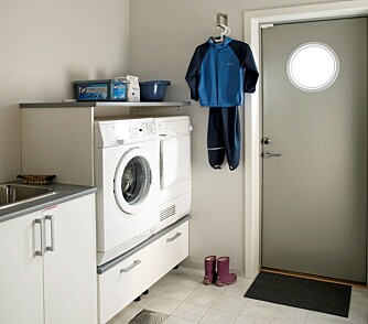 PLASS TIL VASK: Vaskerommet har egen inngangsdør, praktisk når man har små barn i huset.