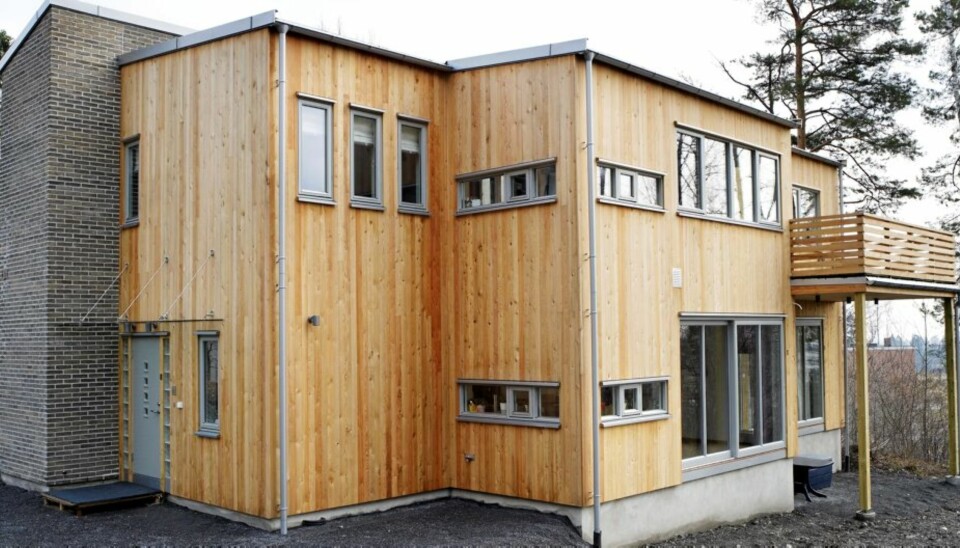 GOD PLASS: Huset er tegnet av sivilarkitektene Lilo Helleland og Charlotte Helleland. Det er kledd i lerk og teglstein. Over inngangsdøren er det praktisk glasstak.