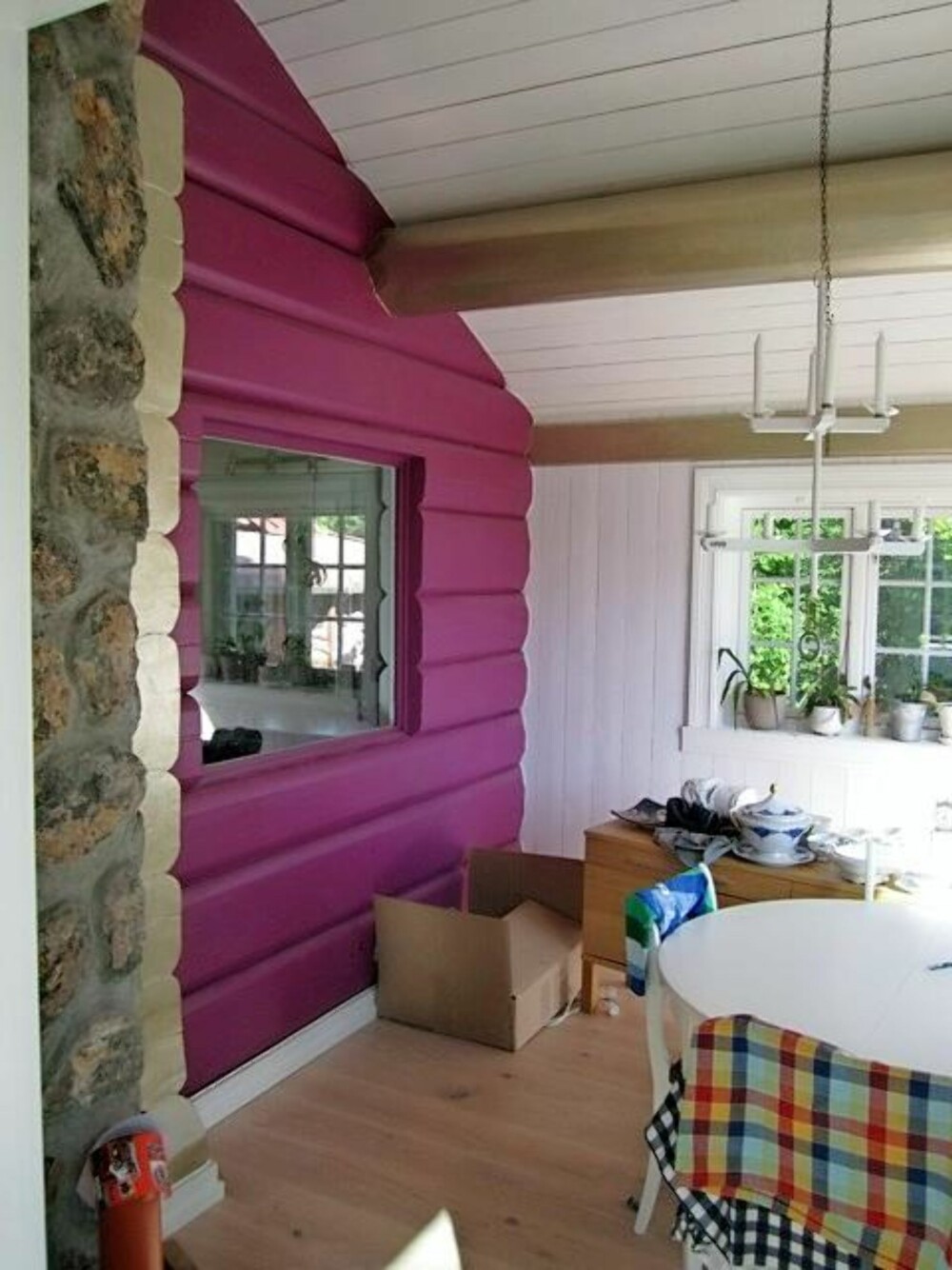 SPESIELL LØSNING: Vinduet mot kjøkkenet i den malte tømmerveggen ble erstattet med en dør. (FOTO: Privat)