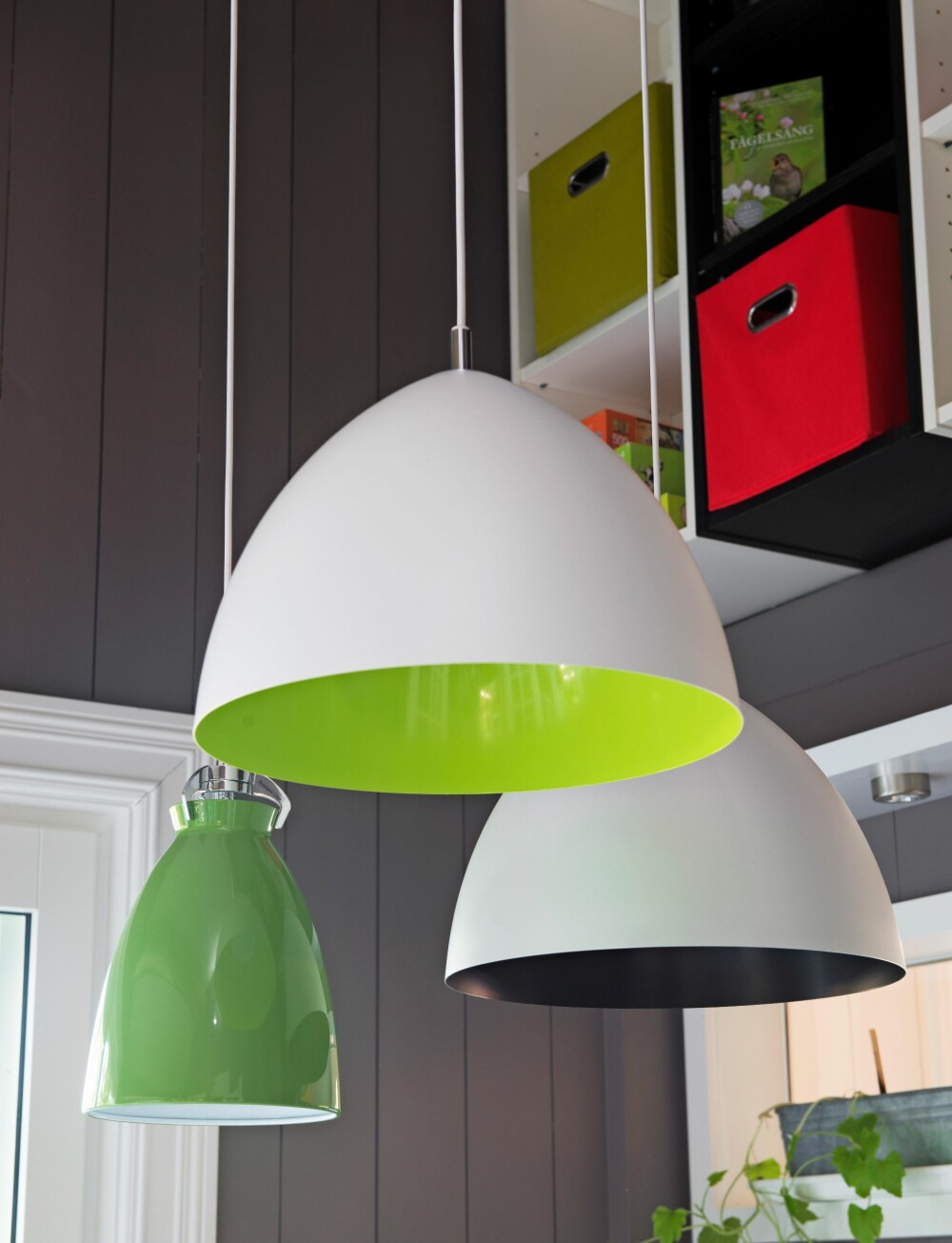 LYSKLYNGE: Et dekorativt, hengende stilleben. Lampene med hvit utside er fra Belid, modell Lizzie. Den grønne Apollolampen er bestilt hos idelight.dk. (FOTO: Espen Grønli)