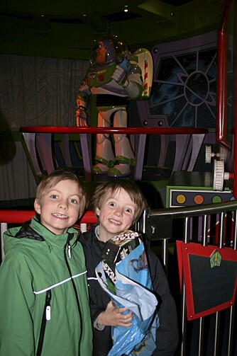 DISCOVERYLAND: Emil og Fredrik utnevnte Buzz Lightyear-karusellen til sin Disneyland-favoritt.