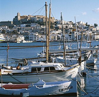 EUROPAS ELDSTE: Borganlegget, Dalt Vila, i Ibiza by troner majestetisk over byen. (Foto: Tour Spain) EUROPAS ELDSTE: Borganlegget, Dalt Vila, i Ibiza by troner majestetisk over byen. (Foto: Tour Spain)