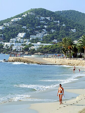 STRAND: En av de mange, flotte strendene på Ibiza.