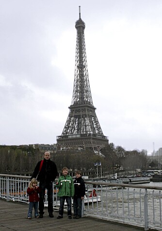 GÅTUR: Etter besøket i Eiffeltårnet kan dere ta beina fatt langs Seinen i retning Louvre.