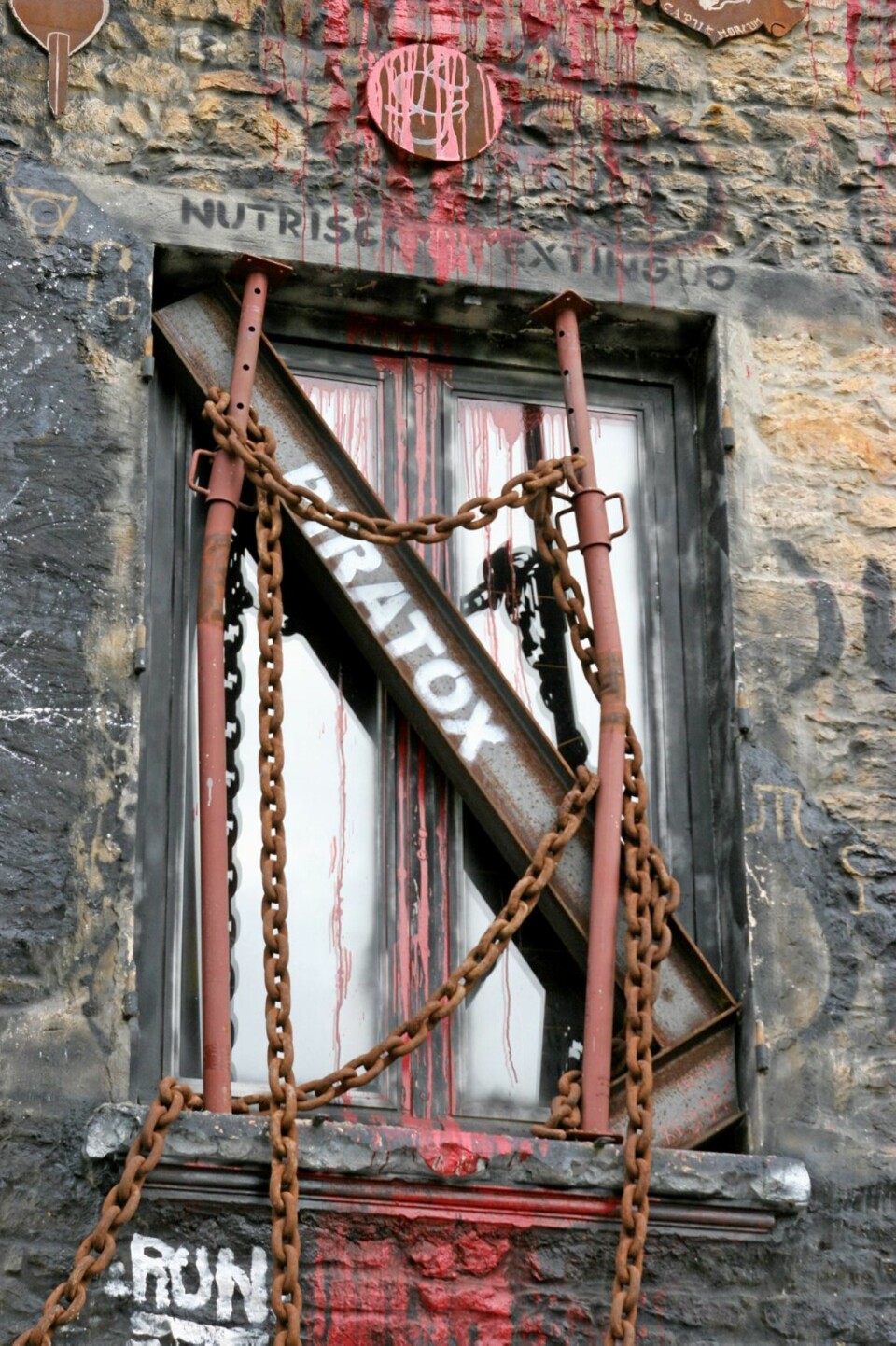 KAOS OG GALSKAP råder grunnen.