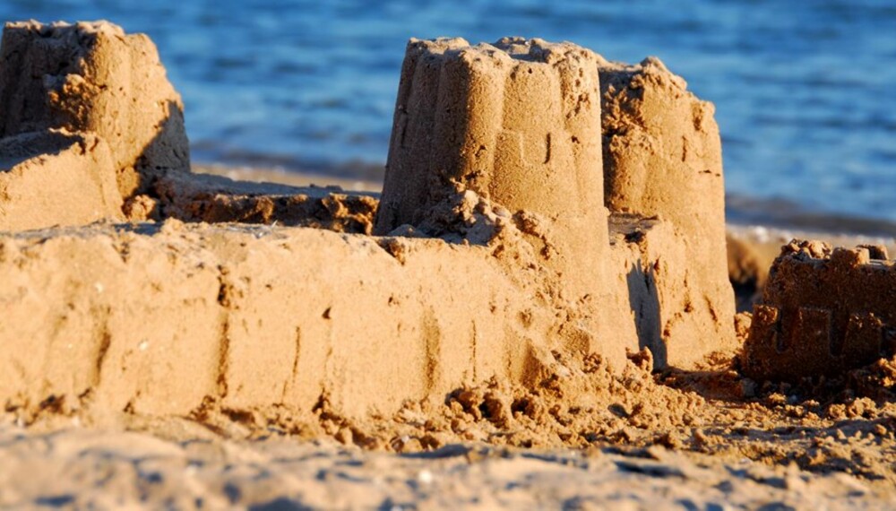 ULOVLIG: I Benidorm på kysten av Spania kan du få 1400 kroner i bot for å bygge sandslott.
