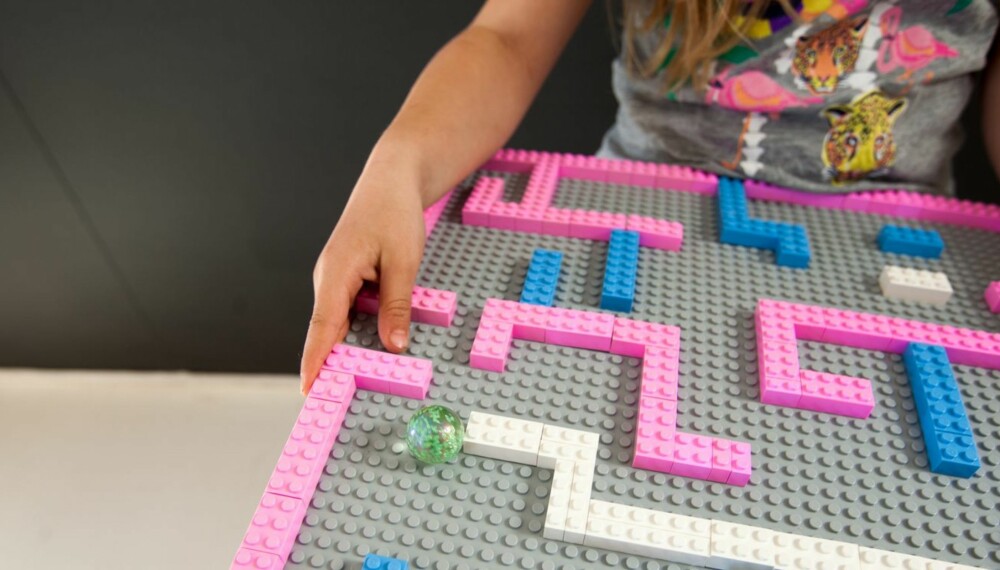 LEGO-LABYRINT: Denne hjemmelagde leken øker både barnets konsentrasjonsevne og fantasi. Det finnes uttalelige måter å lage labyrinten på.