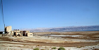LANGT TIL SJØEN: En gang lå dette israelske anlegget tett ved Dødehavets strand. Det er langt til vannkanten i dag.
