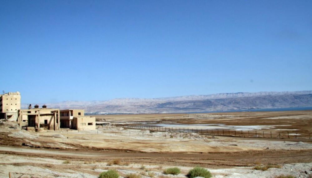 LANGT TIL SJØEN: En gang lå dette israelske anlegget tett ved Dødehavets strand. Det er langt til vannkanten i dag.