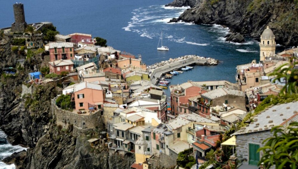 VERNAZZA: "Cinque Terre" i Nord-Italia kan oversettes med "De fem land" og denne fantastiske  klippebyen Vernazza er et av dem.