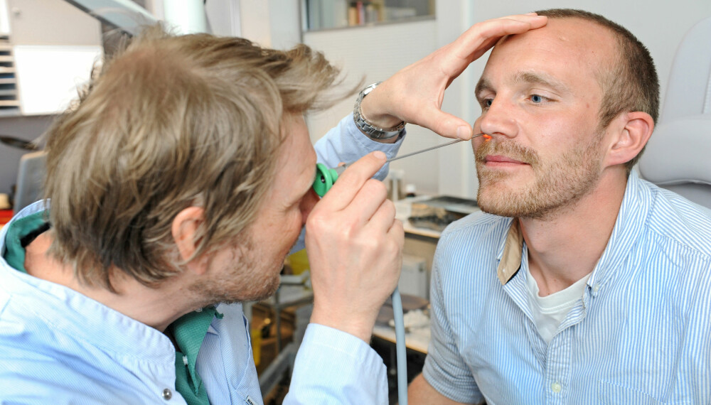 ALT I ORDEN: – Jeg kjenner det er blitt lettere å puste gjennom nesen, forteller Tobias Eriksson, som får sjekket alt har grodd 
pent sammen av øre-nese-hals­spesialist Kristian Mydske Vegsgaard. FOTO: Marianne Otterdahl-Jensen