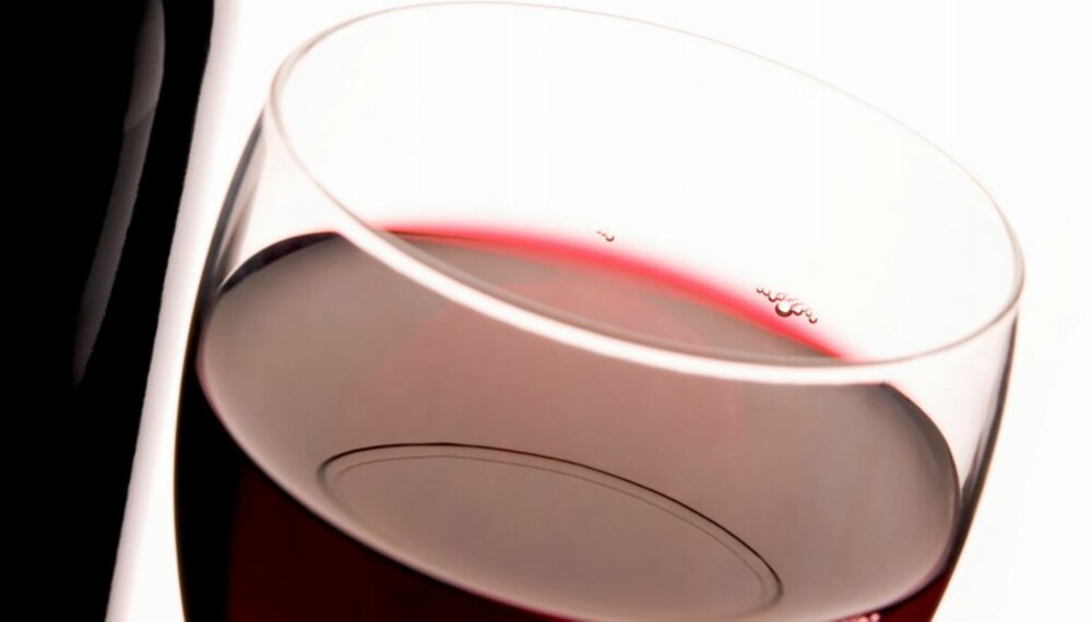SUNN VIN: I kveld kan du kose deg med rødvin med god samvittighet. Forskere mener at et stoff i vinen motvirker aldring.