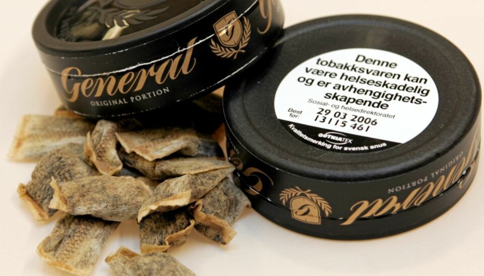 IKKE SÅ FARLIG: Det kan ha blitt en vanligere oppfatning blant ungdom at snus gir mindre helserisiko enn røyk.