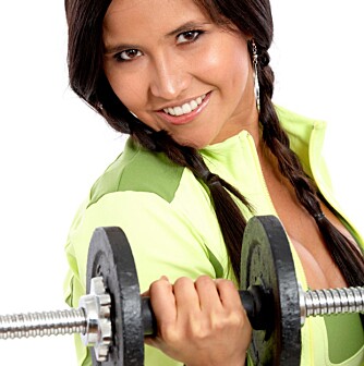 STYRK MUSKLENE: Styrketrening hjelper deg å beholde muskelmassen, og kan også virke slankende.