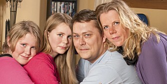 FAMILIEN: Tor Atle, samboeren Jeanette Ødegård og de to døtrene Amalie (t.v.) og Emmeline er flinke til å kose seg sammen. - Vi er heldigvis i stand til å glede oss over småting, noe som er spesielt viktig når vi lever med denne sykdomstrusselen, sier Jeanette.