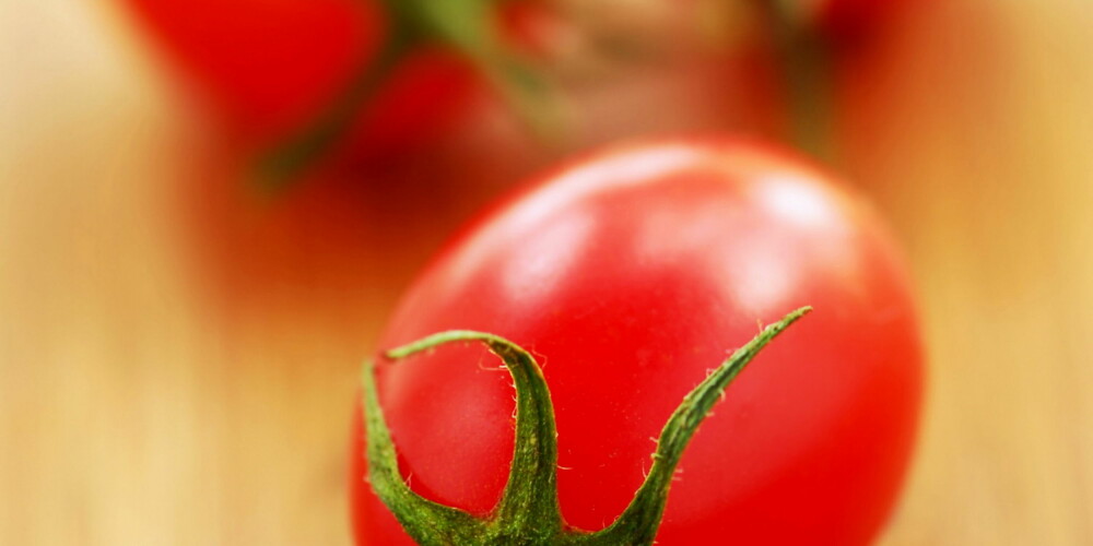 TOMAT: Dette er en god kilde til antioksidanten lykopen som også gir tomaten den vakre røde fargen TOMAT: Dette er en god kilde til antioksidanten lykopen som også gir tomaten den vakre røde fargen
