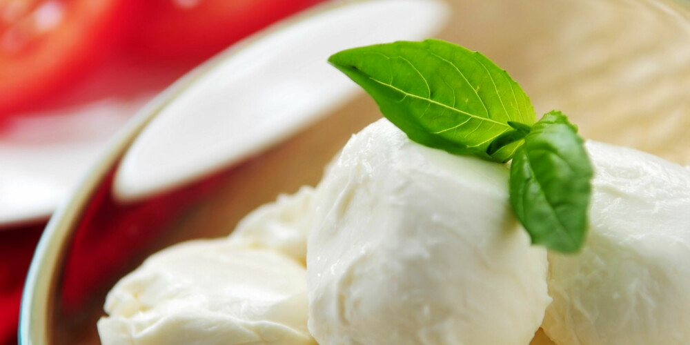 MOZZARELLA: En mild ost som bidrar med kalsium, riboflavin og protein i salaten, men også mettet fett.