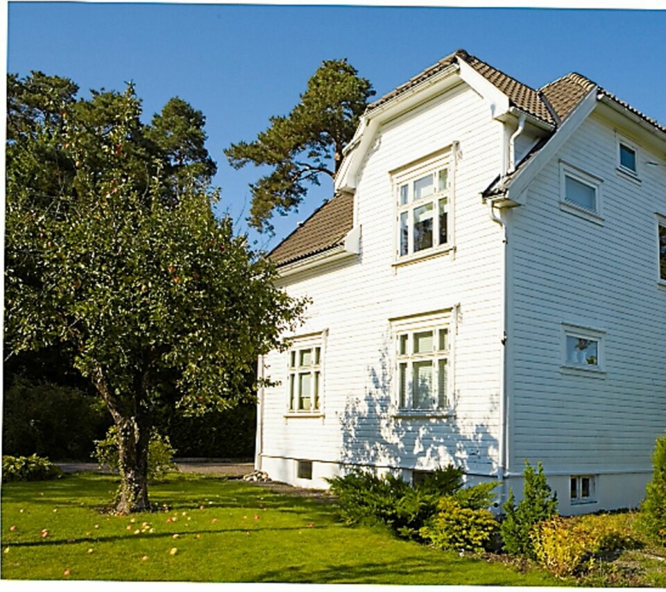 Eneboligen er fra 1930, den er på 98 kvadratmeter og har kjøkken, spisestue, stue og hall i første etasje, og tre soverom og bad i andre.