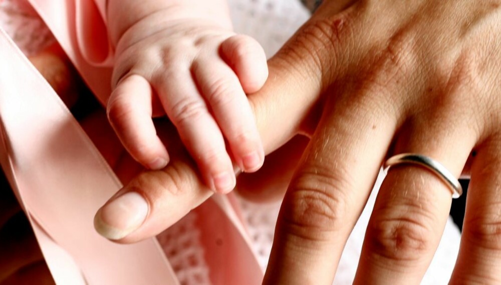 Studier kan vise at vanlig fødsel gir mer naturlig tilknytning mellom mor og barn.