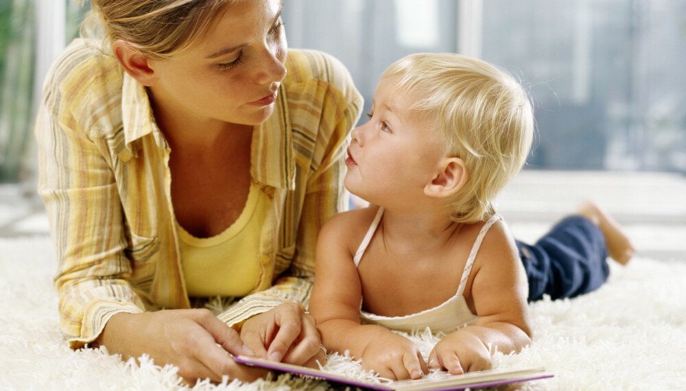 BABYENS FØRSTE ORD: For å hjelpe barnet til å lære å snakke, kan dere lese i bildebok fra barnet er rundt seks måneder gammelt. Er det ikke interessert, er ikke barnet modent nok, og dere kan imidlertid vente litt.