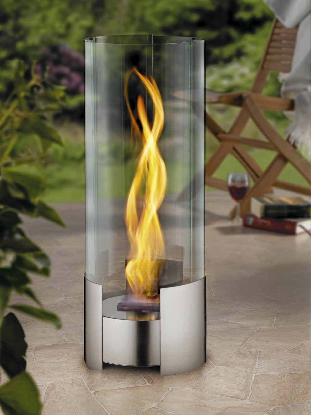 HET DANS: Biobrenneren "Twistfire" er utformet slik at sirkulerende luft får flammene til å vri seg om hverandre, fås i to størrelser, (h: 36,5 cm og 62, 5 cm), kr 1999 og 3499, www.schjodt-agentur.no.