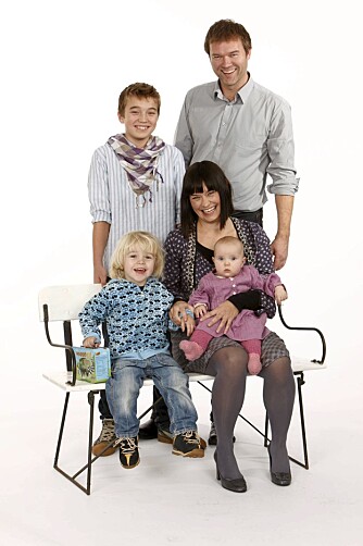 HELE FAMILIEN: Selma Lønning Aarø (36)sammen med mannen Richard (41) og barna Eyolf (11), Ivar (3) og Elvira (5mnd)