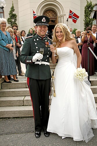 STILIG BRYLLUP: Gry Hege og Christian Øverby giftet seg i august i fjor i den vakre slottskirken på Akershus festning i Oslo. Han er major og pressetalsmann i forsvarsstaben.