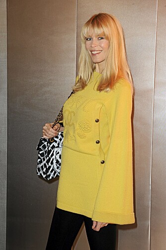 GRAVID SUPERMODELL: Vakre Claudia Schiffer hadde termin i mai, og kan kunsten å kle seg med kul på magen. Her deltar hun på Chanels Haute Couture-kolleksjon i Paris.
