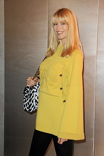 GRAVID SUPERMODELL: Vakre Claudia Schiffer hadde termin i mai, og kan kunsten å kle seg med kul på magen. Her deltar hun på Chanels Haute Couture-kolleksjon i Paris. GRAVID SUPERMODELL: Vakre Claudia Schiffer hadde termin i mai, og kan kunsten å kle seg med kul på magen. Her deltar hun på Chanels Haute Couture-kolleksjon i Paris.