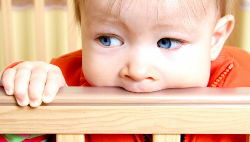 BARNESENGEN:  Sørg for å senke bunnen på sengen i god tid før barnet klarer å reise seg opp selv.