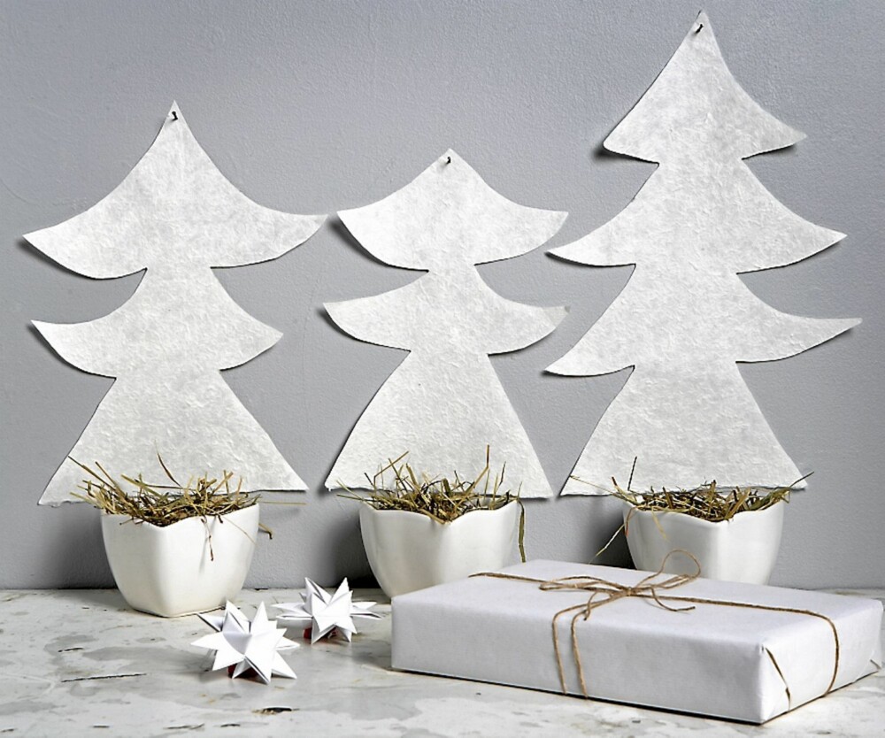 ENKELT: Julepynt klippet ut av papir med skåler av gress under.