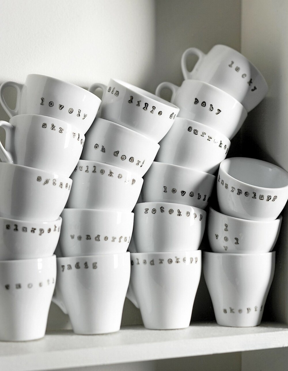 Du kan dekorere mange hvite kopper med ord som passer for både familie og venner.