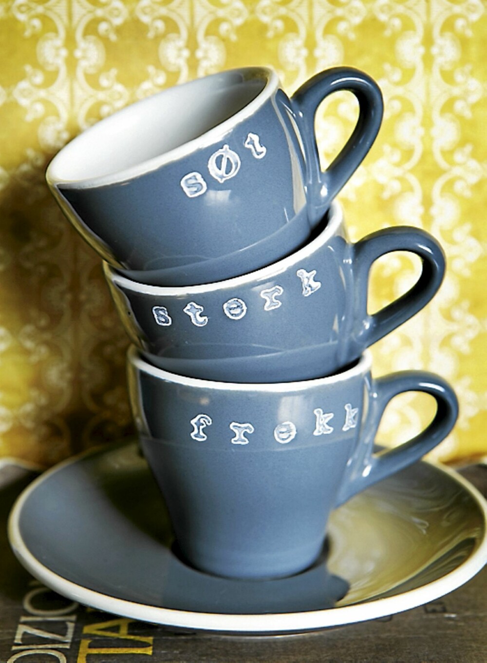 Ordene er stemplet med Bokstavstempler, kr. 169 pr. sett med store og små bokstaver, Clas Ohlson. Espressokoppene fra Dürkop er stylistens egne.