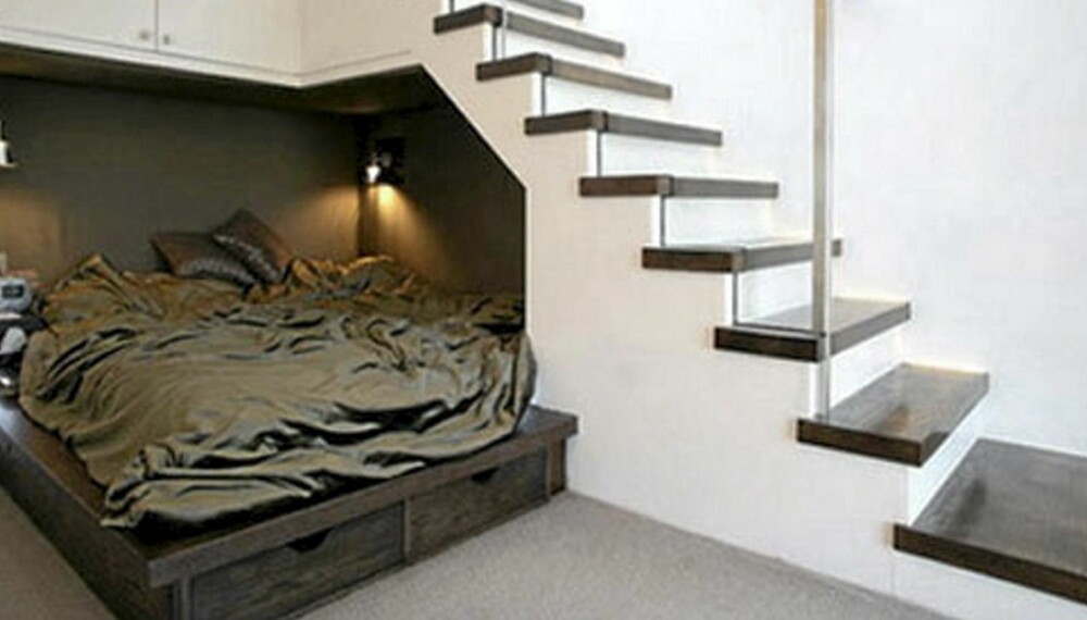 ROMMET UNDER TRAPPEN: Trenger du en ekstra sengeplass, kan rommet under trappen utnyttes til det.