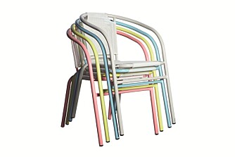 FRISKE FARGER: Innred med fargerike utemøbler - og stoler som kan stables.