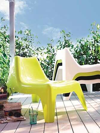 PLAST MED FARGE: Møbler i fargerik plast er en sikker vinner. Disse er fra Ikea.