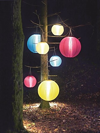 FARGERIKT LYS: Lyslenker fra Ikea gir magisk stemning.