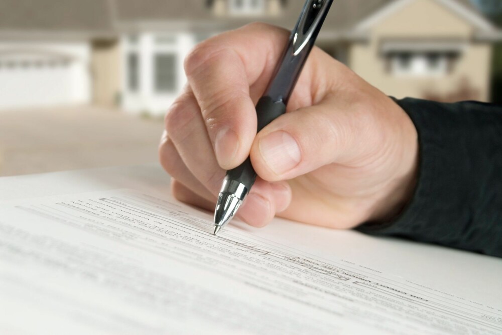 SIGNERE AVTALE: Vær sikker på at du har lest nøye gjennom avtalen med eiendomsmegler før du signerer avtalen med ham eller henne.